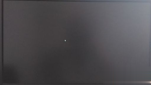 电脑开机后显示器黑屏只有鼠标怎么办