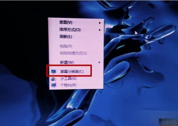 电脑显示器有黑边无法全屏的三种原因和解决方法－