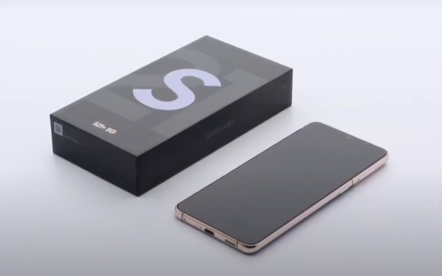 三星的Galaxy S21手机没有包装盒中的充电器