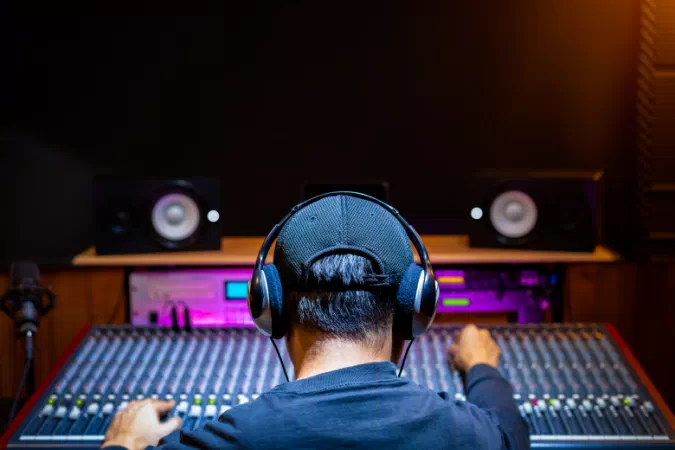 Apple Music的Behind The Songs枢纽突出了词曲作者和制作人