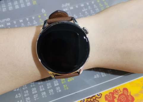 手机怎么给watch3充电？华为watch3充电方式