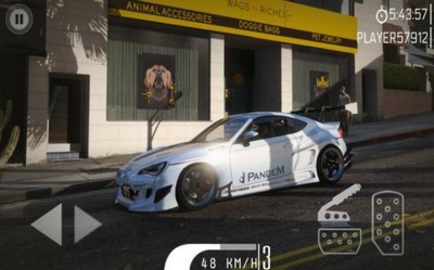 驾驶斯巴鲁BRZ