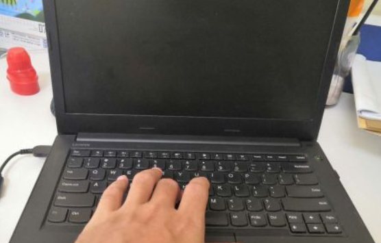 联想笔记本电源键亮但黑屏怎么办
